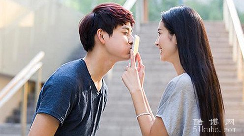 男生掩饰暗恋你的表现：经常和你聊天/对你关注备至