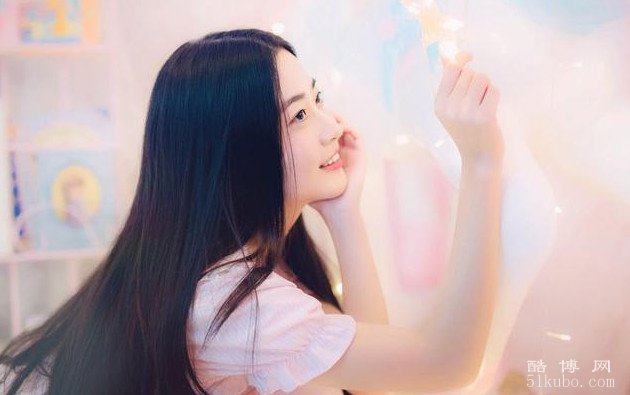 双子女有男朋友的表现：忽冷忽热/重色轻友/表现亲昵