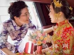 婚礼女方母亲穿衣禁忌：避免穿黑、白及过于暴露的衣服(要体现端庄的形象)