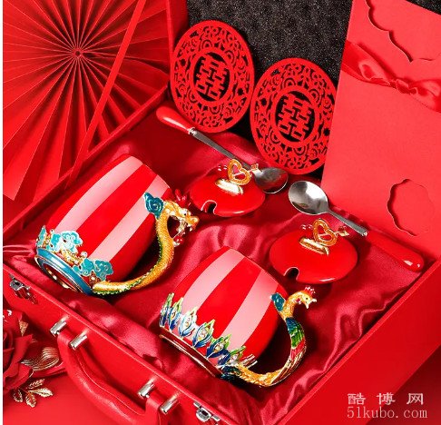 订婚常见的新人礼物：金银首饰/龙凤碗筷/红色衣物