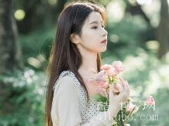 有诗意有情怀的网名：月下美人醉/洒脱随性而淡然