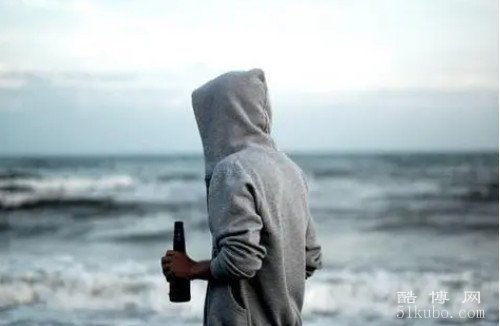 伤感网名2024最新版的男生名字：又丧又酷（半醒的活死人）