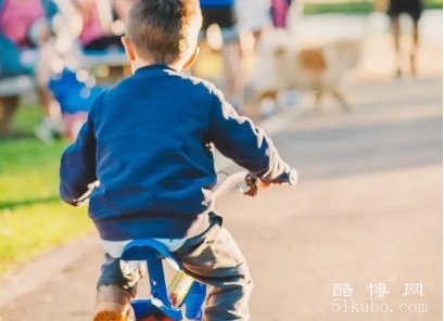 适合男孩的小名有创意的名字：可爱有趣（叮叮、嗯哼）