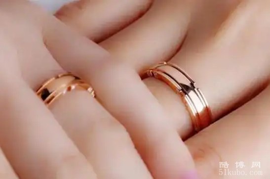 中指戴戒指说明什么：订婚/深厚的感情和承诺